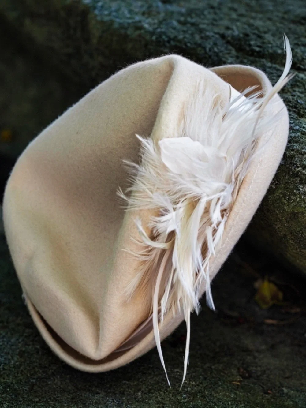 Swan Hat New York Cream Wool Felt Feather Fascinator Pillbox Hat - Picture 2 of 6